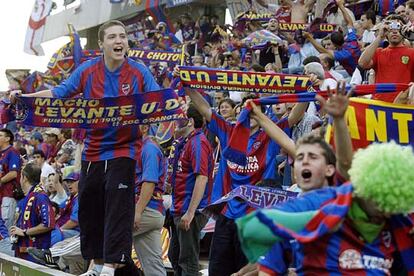 Aficionados del Levante celebran el ascenso de su equipo en Lleida.