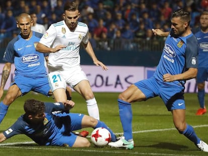 Mayoral rodeado de tres jugadores del Fuenlabrada. 