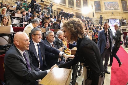   The first vice president of the Government of Spain, María Jesús Montero, greets the former presidents Ibarretxe (on the left) and Patxi López at the Gernika Board House.