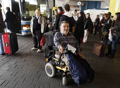 Manuel Lobato espera junto a los autobuses en la estación de Méndez Álvaro.