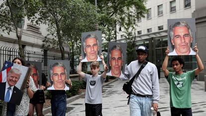 Manifestantes protestan contra Jeffrey Epstein ante un juzgado de Nueva York ante el que iba a comparecer, en una imagen de julio de 2019.