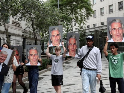 Manifestantes protestan contra Jeffrey Epstein ante un juzgado de Nueva York ante el que iba a comparecer, en una imagen de julio de 2019.