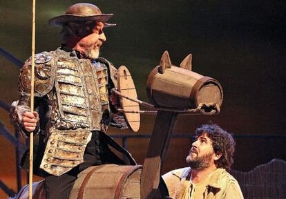 Jos&eacute; Sacrist&aacute;n, a lomos de Rocinante y caracterizado como Don Quijote para el teatro.