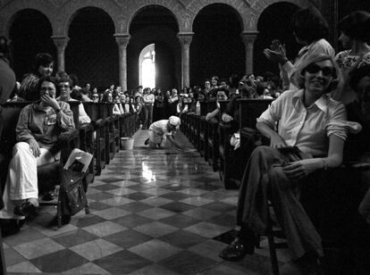 Sessió de la Jornada Catalana de la Dona, el 1976. Un grup de prostitutes van realitzar un acte de protesta fent-se passar per treballadores de la neteja.