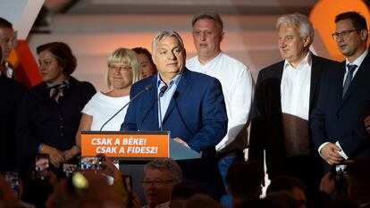 Orbán se dirige a los medios tras conocer los resultados electorales, la madrugada de este lunes en Budapest.