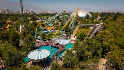 Vista aérea del parque de diversiones Fantasilandia, en Santiago.