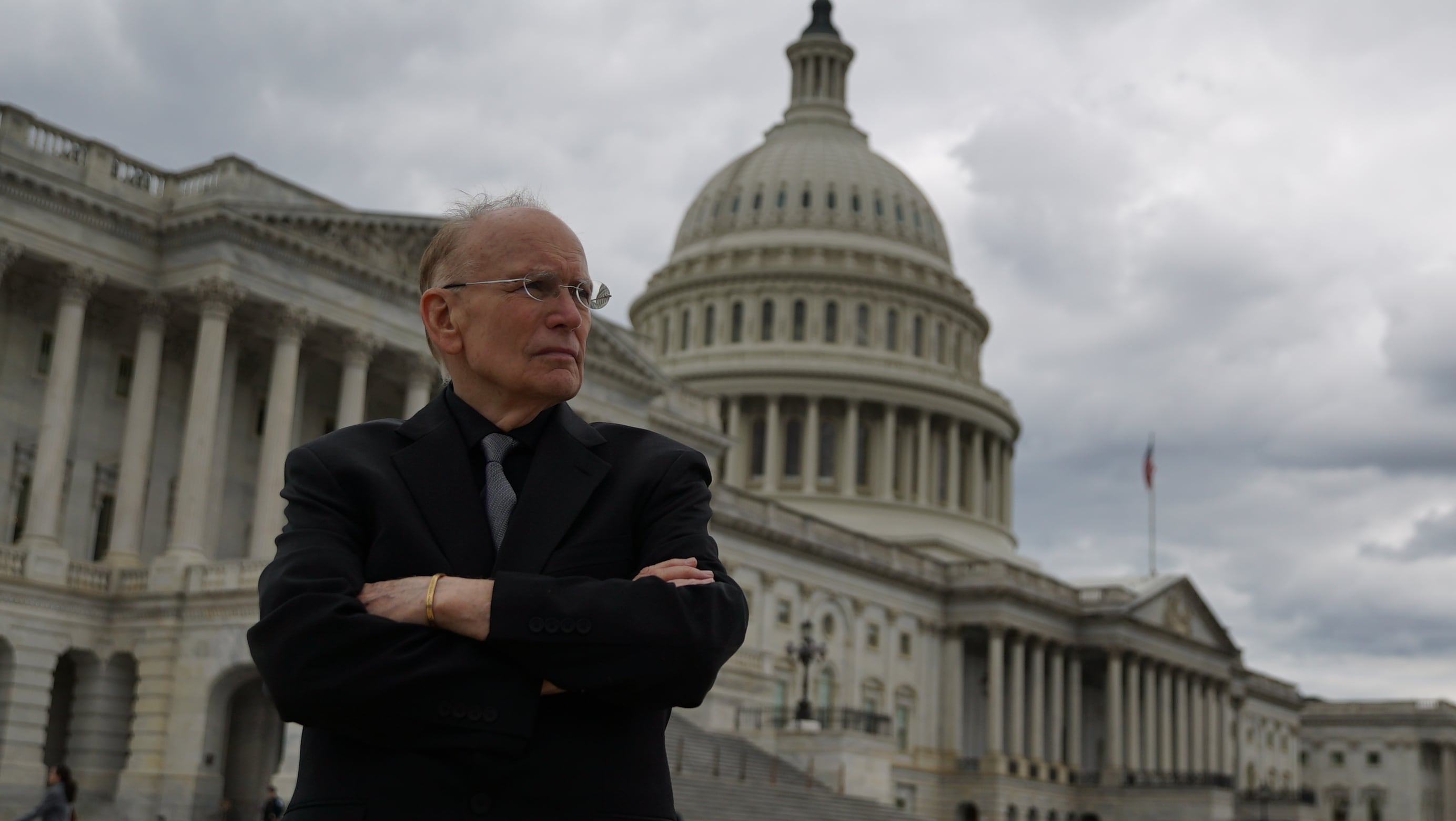 El activista ufológico Stephen Bassett, ante el Capitolio de Washington, el pasado 14 de mayo.