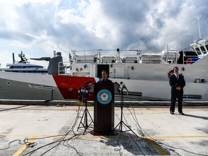 La capitana de la Guardia Costera de Florida, Jo-Ann F. Burdian, comparece este jueves ante la prensa en Miami.