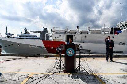 La capitana de la Guardia Costera de Florida, Jo-Ann F. Burdian