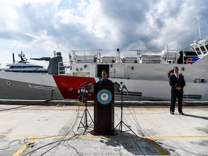 La capitana de la Guardia Costera de Florida, Jo-Ann F. Burdian, comparece este jueves ante la prensa en Miami.