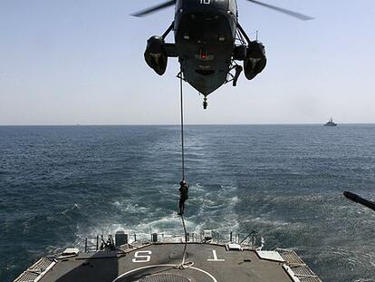 Un helicóptero durante unas maniobras de Pakistán y EE UU en el mar Arábigo.