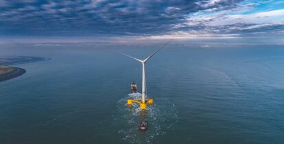 Uno de los aerogeneradores sobre plataforma flotante instalados por ACS 
 en el Reino Unido.