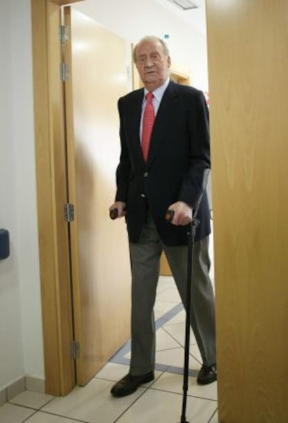 El rey Juan Carlos, a su salida ayer de la habitaci&oacute;n del hospital.