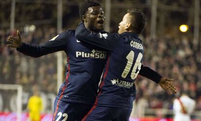 Correa y Thomas celebran el gol del argentino. 