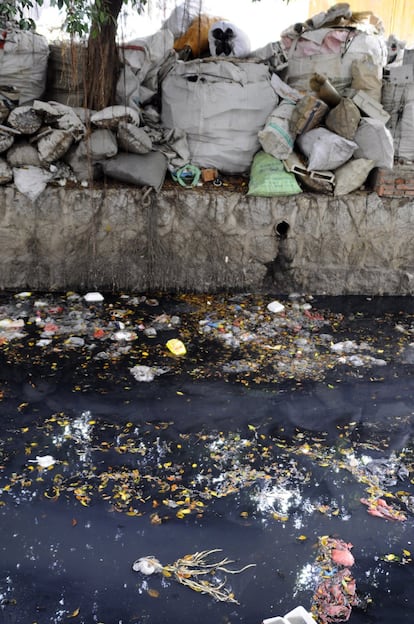 A pesar de los esfuerzos por mejorar la situación, muchos ríos todavía están altamente contaminados. La mayoría ni siquiera cumple las condiciones mínimas para albergar vida, como este de Guiyu.