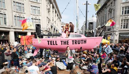 Protesta del grupo ecologista Extenction Rebellion que bloquea el cruce de las carreteras en Oxford Circus, en el distrito financiero de Londres (Reino Unido), el 18 de abril de 2019. Extinction Rebellion tiene intención de alargar la concentración hasta dos semanas, urge al Gobierno a declarar el estado de emergencia climática y ecológica, a que reduzca las emisiones de CO2 a cero para el año 2025 y a que cree una asamblea ciudadana para lidiar con las decisiones que afecten al calentamiento global.