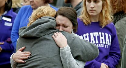 Estudiantes de Chatham University se abrazan durante un homenaje este jueves a las víctimas de la matanza en la sinagoga de Pittsburgh.