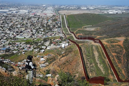 Un miembro de la Guardia Nacional patrulla a lo largo del muro fronterizo entre México y Estados Unidos, como parte de la medidas contra la inmigración y el contrabando de drogas, este martes en Tijuana, México.