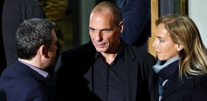 Yanis Varoufakis, en el centro, ayer en Atenas.
