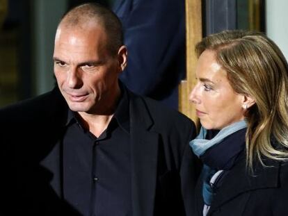 Yanis Varoufakis, en el centro, ayer en Atenas.