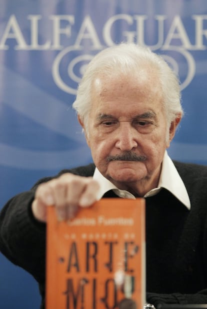 El escritor mexicano Carlos Fuentes sostiene una ejemplar de su novela 'La muerte de Artemio Cruz', durante una rueda de prensa en la Feria Internacional del Libro de Buenos Aires, el pasado 1 de mayo.