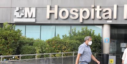 Un hombre camina por las inmediaciones de la puerta del Hospital de La Paz, en Madrid.