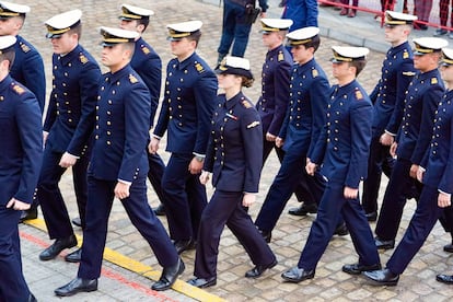 La princesa Leonor, junto a sus compañeros guardiamarinas, llega al convento de Santo Domingo de Cádiz, donde asistió a una misa antes de embarcar en el buque Juan Sebastián Elcano.
