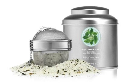 Sales de baño de té verde con difusor de The Body Shop. Átalo al grifo de la bañera y deja que el agua vaya disolviendo las sales (16 euros).