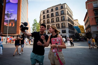 El creador de contenido norteamericano Kevin Díaz entrevista a una transeúnte este miércoles en la plaza de Callao.