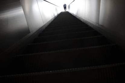 Un hombre sale de una estación de metro cerrada en el distrito Ambelokipi de Atenas durante una huelga de 24 horas de los trabajadores del subterráneo en Atenas.