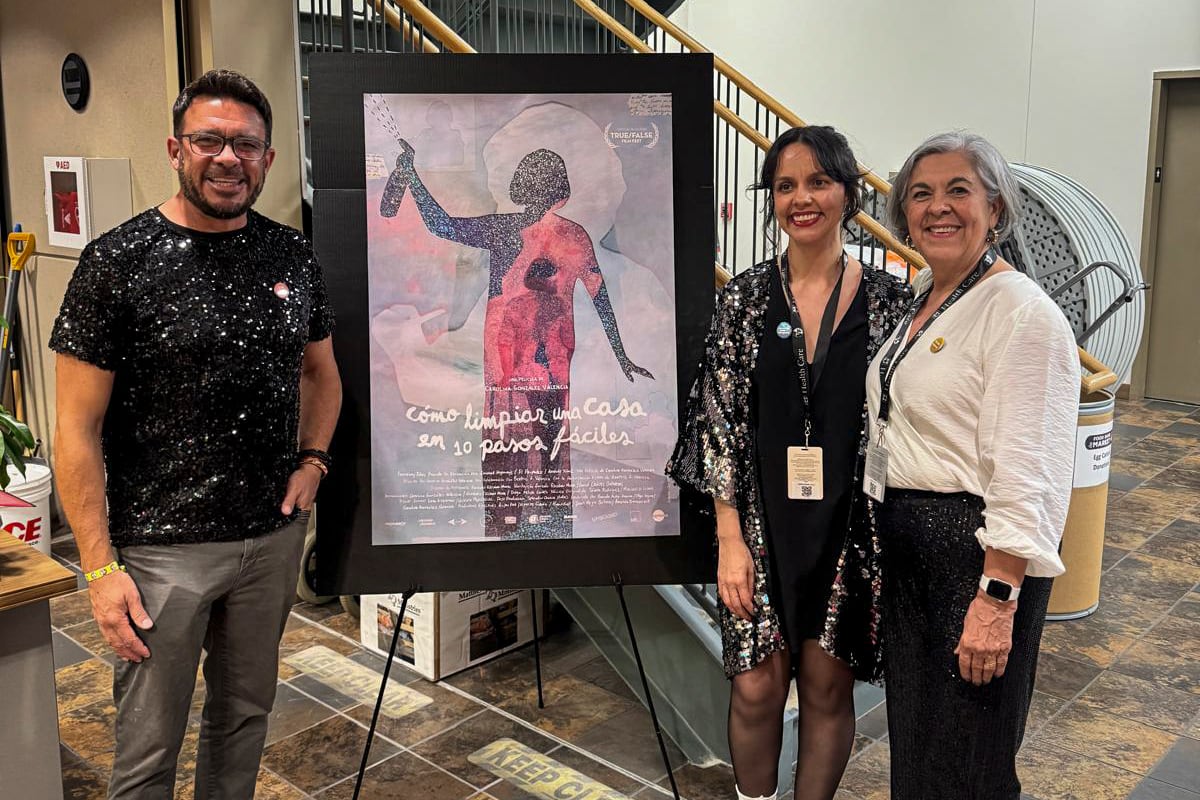La directora, su madre y hermano en la presentación del lagrometraje ‘How to Clean a House in Ten Easy Steps’.