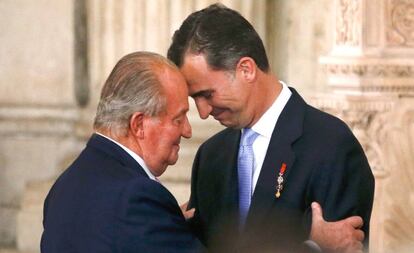 Don Juan Carlos abraza a su hijo el día de la ceremonia de su abdicación, el 18 de junio de 2014.