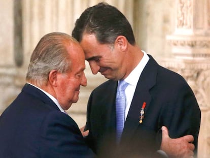 Don Juan Carlos abraza a su hijo el día de la ceremonia de su abdicación, el 18 de junio de 2014. 