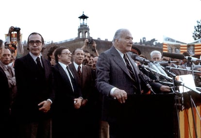 Tarradellas logró que la institución democrática del autogobierno catalán de la Segunda República fuera restaurada en la España preconstitucional. En la foto, llegada de Josep Tarradellas a la Plaça Sant Jaume de Barcelona.