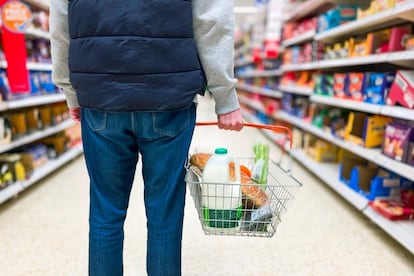 Foto de archivo de un hombre comprando en un supermercado.GETTY IMAGES