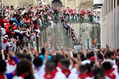 Una multitud espera el comienzo del primer encierro de los sanfermines, este viernes por las calles de Pamplona. 