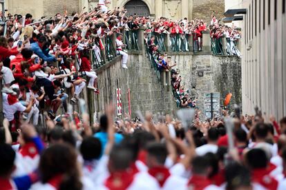 Una multitud espera el comienzo del primer encierro de los sanfermines, este viernes por las calles de Pamplona. 