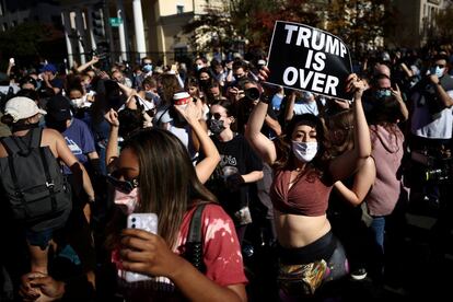 Una multitud celebra el triunfo del candidato demócrata en la plaza Black Lives Matter de Washington.