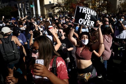 Una multitud celebra el triunfo del candidato demócrata en la plaza Black Lives Matter de Washington.