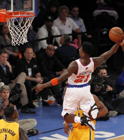 Iman Shumpert, de los Knicks, se dispone a ejecutar un mate.