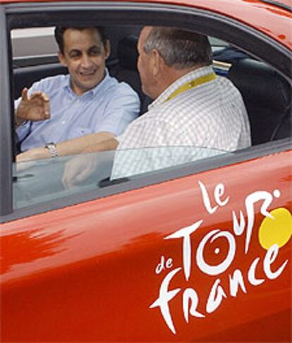 Jean-Marie Leblanc (de espaldas), con el ministro francés del Interior, Nicolas Sarkozy.