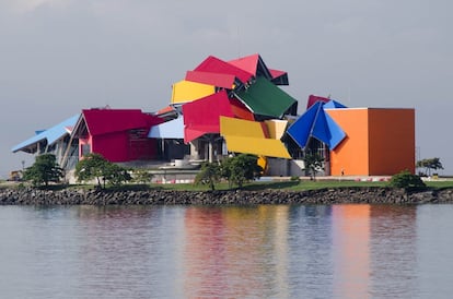 Este museo de historia natural, que se en encuentra a la entrada del Canal de Panamá, en el océano Pacífico, es la primera obra de Frank Gehry en América Latina. En su multicolor diseño aplicó la misma tecnología usada en el famoso 'nido de pájaro' de los Juegos Olímpicos de Pekín 2008. Se inauguró en 2014, después de 8 años en los que la construcción se paralizó varias veces.