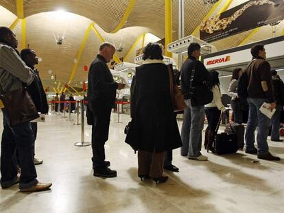 Pasajeros en una ventanilla de atención al cliente en la T-4 de Barajas (Madrid).