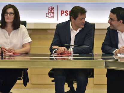 Javier Fern&aacute;ndez, en el centro, preside la gestora del PSOE. 