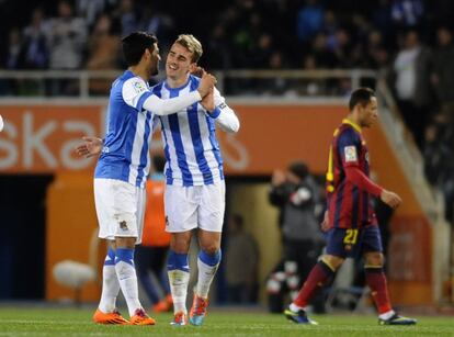 Vela y Griezmann durante un partido contra el Barcelona en San Sebastián en febrero de 2014. 