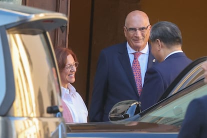 El presidente de la República Popular China, Xi Jinping, saluda a la directora de la Casa Museo de Colón, Carmen Gloria Rodríguez, y al cronista oficial de la ciudad de Las Palmas de Gran Canaria, Juan José Laforet.