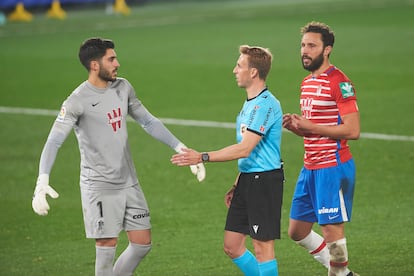 El portero del Granada, Rui Silva, protesta el segundo penalti señalado a favor del Villarreal en el descuento y que terminó deteniendo a disparo de Alcácer. / (AFP)