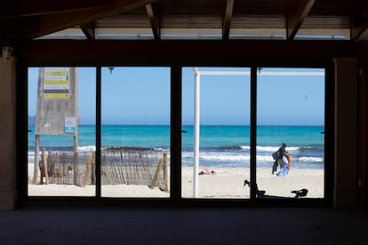 Vista del exterior desde el chiringuito-restauranta Opa & Oma, en playa de Muro, Can Picafort.