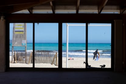 Vista del exterior desde el chiringuito-restauranta Opa & Oma, en playa de Muro, Can Picafort. 