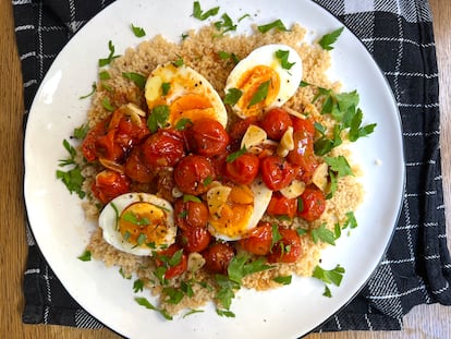 Una de las múltiples combinaciones de la Fórmula Comidista de mayo: tomates asados a la vinagreta, cuscús integral, huevo cocido